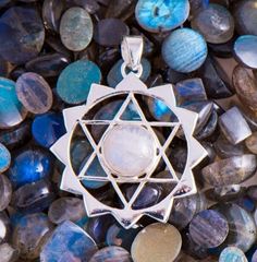 Immagine di Hexagramm Amulett mit Regenbogen Mondstein 