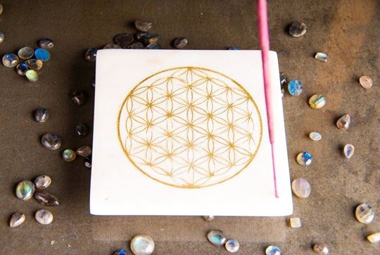 Image sur Stäbchenhalter aus Marmor mit goldener Blume des Lebens