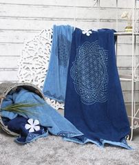 Immagine di Badetuch Happy Flower 69 x 155 cm in ozeanblau/azur von The Spirit of OM