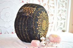 Bild von Meditationskissen rund in schwarz/gold 38x17cm von The Spirit of OM