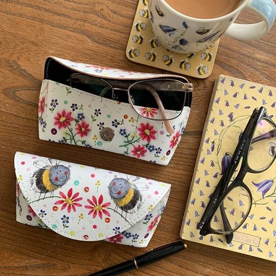 Bild von BEES AND FLOWERS GLASSES CASE