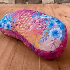 Immagine di Meditationskissen Halbmond in pink-bunt 40 x10 cm von The Spirit of OM