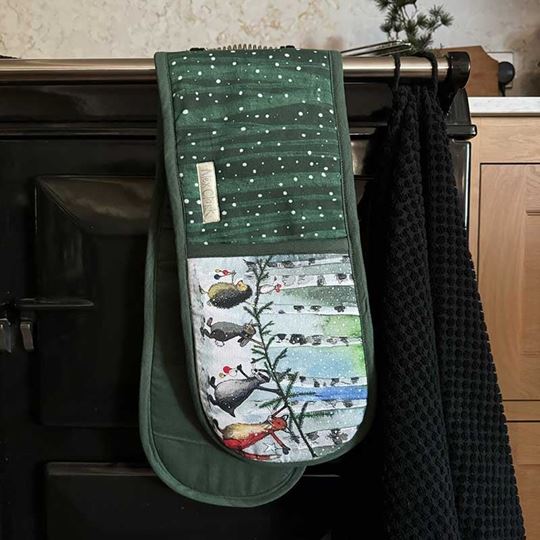Immagine di FESTIVE FOREST CHRISTMAS OVEN GLOVE