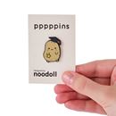 Bild von Noodoll Enamel Pin Graduate Ricespud, VE-6