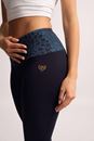 Bild von Yoga Leggings Capri Madhya "Madhu" tiefblau von The Spirit of Om