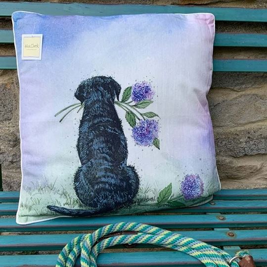Bild von LABRADOR AND HYDRANGEAS