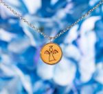 Bild von Schutzengelchen auf Baumnussholz Anhänger mit Edelstahlkette