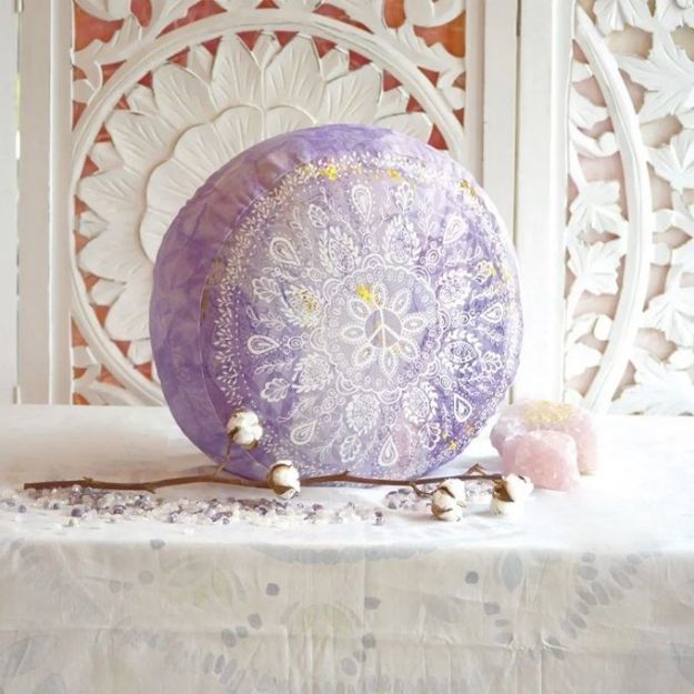 Bild von Meditationskissen rund in flieder 38x17cm von The Spirit of OM