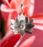 Bild von Lotusblüte mit blauem Topaz