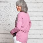 Bild von Blusen-Shirt Brombeer-Sahne langarm in brombeer von The Spirit of OM