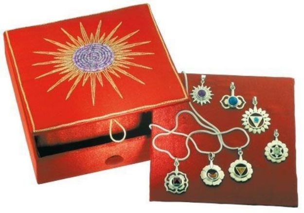 Bild von Chakra-Box mit allen sieben Chakra-Anhängern