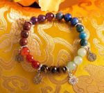 Bild von Armband mit Chakra Steinen