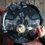 Bild von Emma J Shipley Lost World/navy Tray Ø 39 - Jamida of Sweden