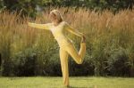 Bild von Yogahose lang mit Umschlagbund in sonnengelb von The Spirit of OM