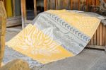 Bild von Plaid-Decke Lotus in gelb/grau von The Spirit of OM
