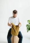 Bild von Mati Corduroy Olive Umhängetasche