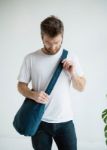 Bild von Mati Corduroy Dark Denim Umhängetasche