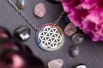 Bild von Blume des Lebens im Chakrarad - Anhänger mit Kette