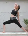 Bild von Yoga Leggings Capri Madhya Madhu in schwarz von The Spirit of Om