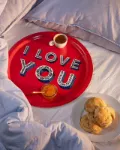 Bild von Asta Barrington I Love You / strawberry red Tray Ø 39 - Jamida of Sweden