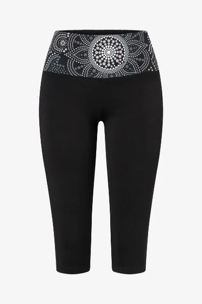 Bild von Yoga Leggings Capri Madhya Madhu in schwarz von The Spirit of Om