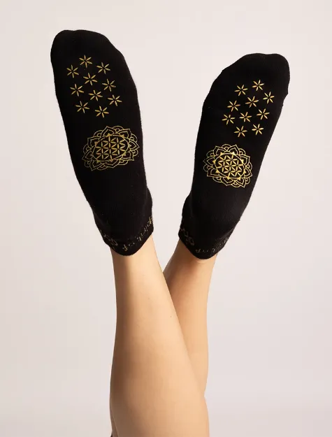 Bild von Rutschfeste Yoga Socken Adhara in schwarz von The Spirit of Om