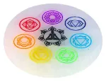 Bild von Selenit-Energiescheibe mit Chakrasymbolik bunt Ø10cm