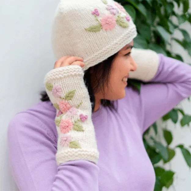 Bild von Beanie Mütze Flowers crème
