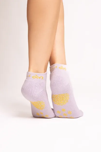 Bild von Rutschfeste Yoga Socken Adhara in flieder von The Spirit of Om