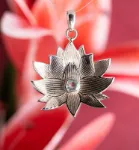 Bild von Lotusblüte mit blauem Topas