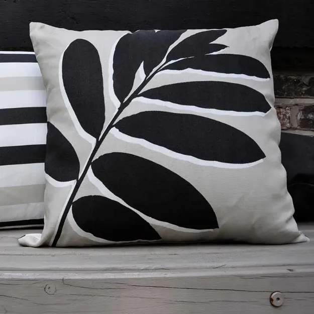 Bild von Leaf Print Natural Cushion Cover - 43 x 43 cm - Kissenbezug OHNE Füllung