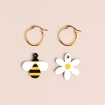 Bild von Bee and flower earrings