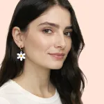 Bild von Bee and flower earrings