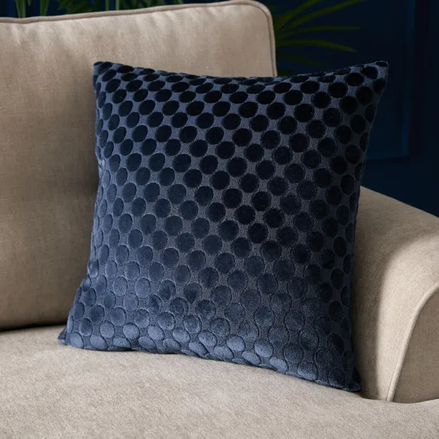 Bild von Velvet Spot Navy Cushion Cover - 43 x 43 cm - Kissenbezug OHNE Füllung