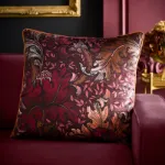 Bild von Morris Major Chintz Burgundy Filled Cushion - 55 x 55 cm - Kissenfüllung inkl.