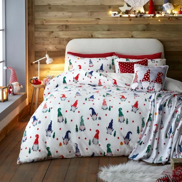 Bild von Festive Gonks Red Throw - 120 x 150 cm